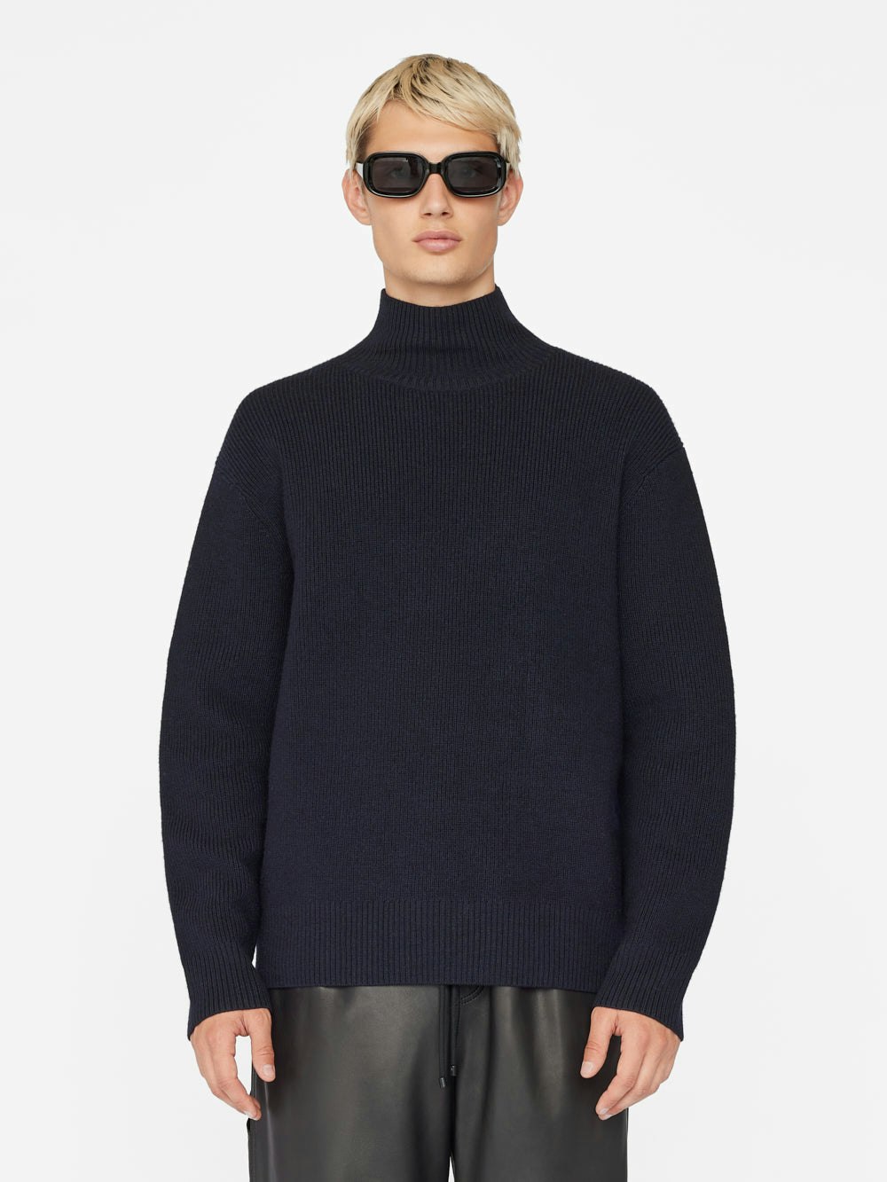 sweater front view alt:hover